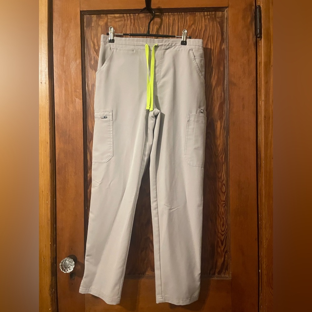 FIGS Yola Scrub Pants in Stone in Small Petite